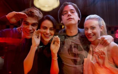 K.J. Apa (à esq.), Camila Mendes, Cole Sprouse e Lili Reinhart: os protagonistas de Riverdale - Divulgação/The CW