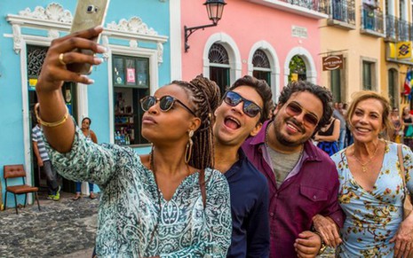 Elenco de Segundo Sol tira selfie no Pelourinho, ponto turístico de Salvador: derrota histórica na cidade - JOÃO COTTA/TV GLOBO