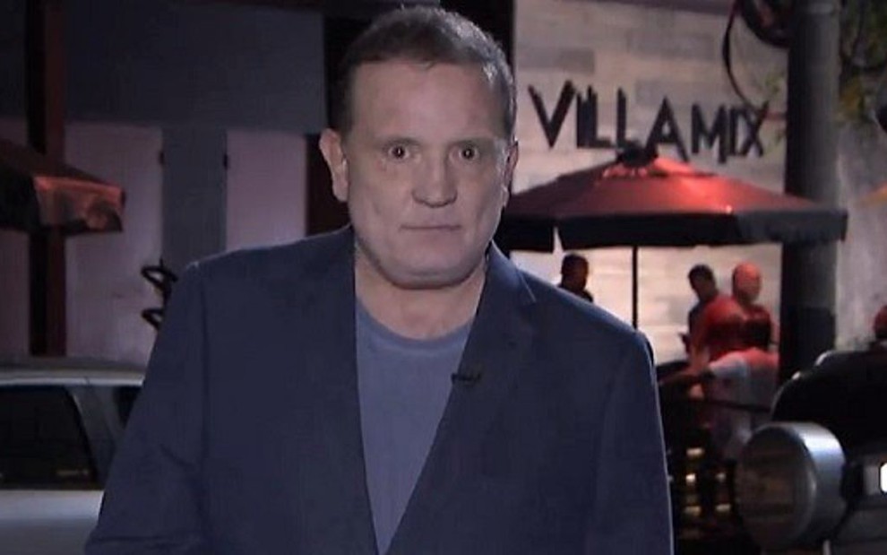 Roberto Cabrini em frente à casa noturna Villa Mix, alvo de denúncia do Conexão Repórter - Reprodução/SBT