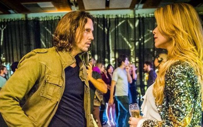 Gui (Vladimir Bichta) cai em armação de Diana (Alinne Moraes) em Rock Story, da Globo - João Miguel Jr/TV Globo