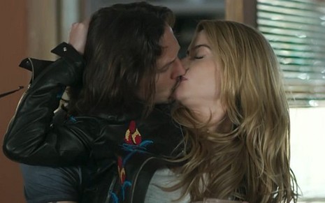Gui (Vladimir Bichta) será beijado por Diana (Alinne Moraes) em Rock Story, da Globo - Reprodução/TV Globo