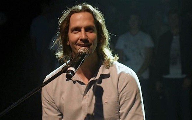 Gui Santiago (Vladimir Brichta) canta na última cena do capítulo de ontem (5) de Rock Story - Reprodução/TV Globo