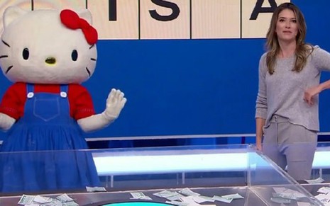 Rebeca Abravanel com Hello Kitty, mascote de um produto da Jequiti, no Roda a Roda: mais espaço no SBT - REPRODUÇÃO/SBT