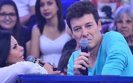 Rodrigo Faro ao lado de Gretchen no programa Hora do Faro, exibido pela Record em fevereiro - Antonio Chahestian/TV Record