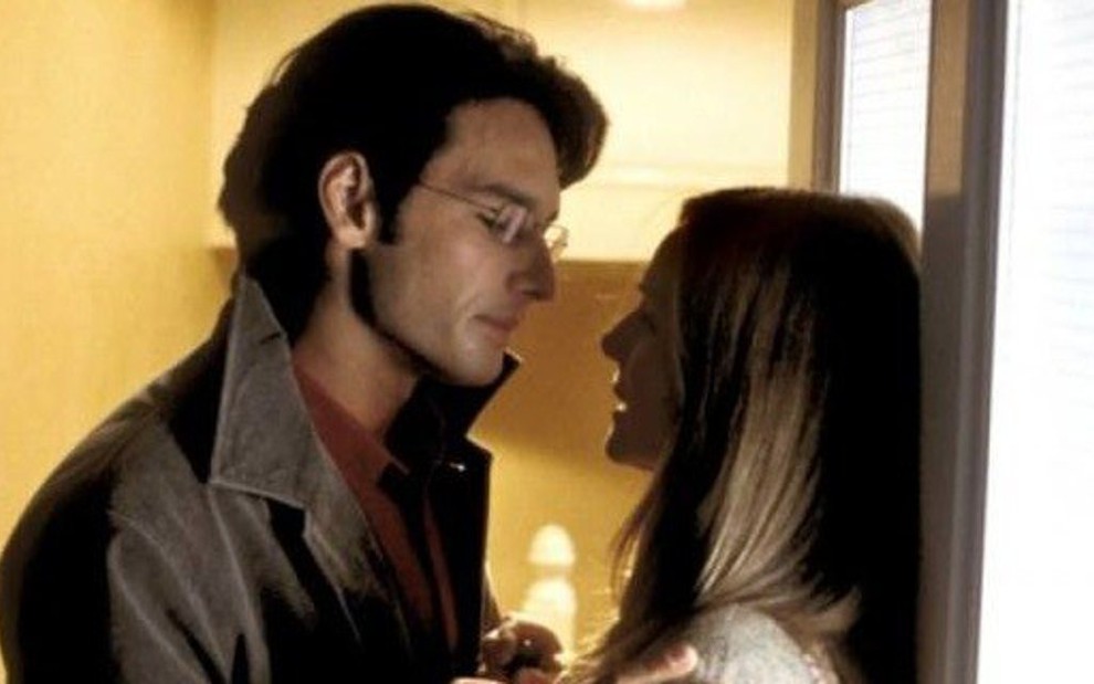 O ator Rodrigo Santoro em cena com Laura Linney no filme Simplesmente Amor, de 2003 - Divulgação/Universal Pictures