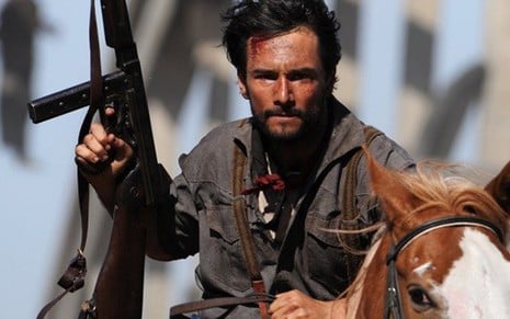 Rodrigo Santoro em trailer de Westworld, série inédita em que interpreta um pistoleiro - Reprodução/HBO