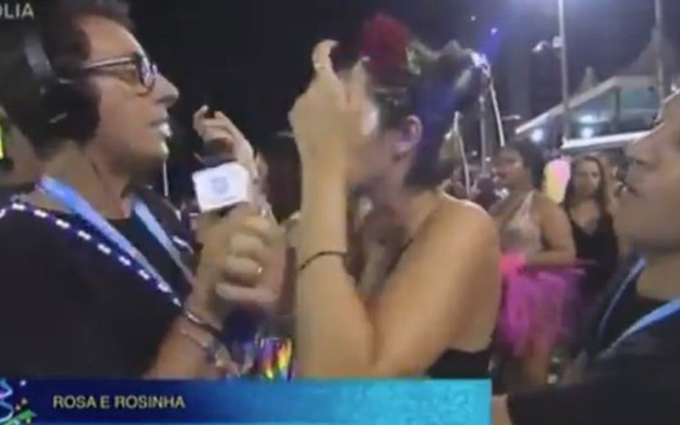 Rosa, da dupla com Rosinha, fugiu de foliona bêbada que queria lhe beijar na boca - REPRODUÇÃO/RBTV