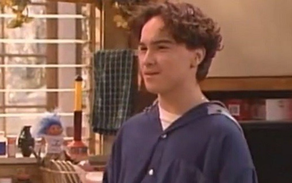O ator Johnny Galecki, astro de Big Bang Theory, há duas décadas na comédia Roseanne  - Reprodução/ABC