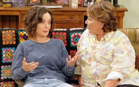 As atrizes Sara Gilbert (à esq.) e Roseanne Barr em episódio da décima temporada de Roseanne - Divulgação/ABC