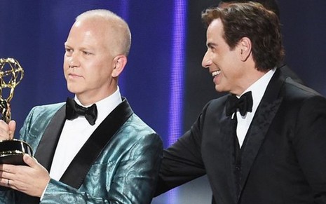 Ao lado de John Travolta, Ryan Murphy segura o Emmy de melhor minissérie, recebido por ACS em 2016 - Divulgação/Television Academy