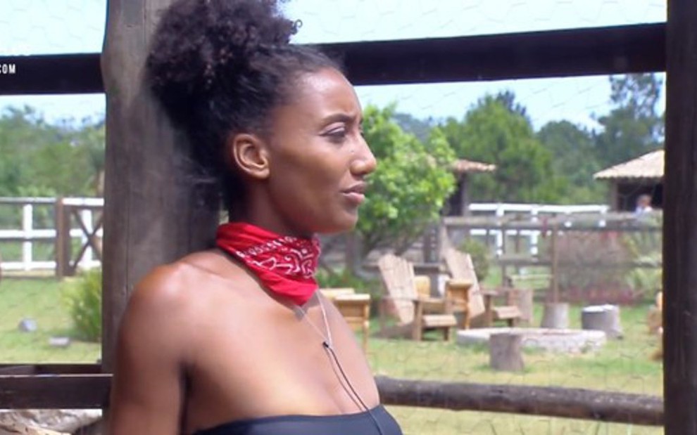 Sabrina Paiva na área externa da sede de A Fazenda 11