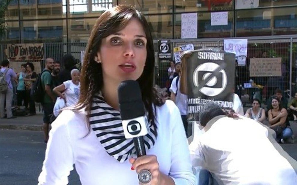 Segurança agarra manifestante que tentou se aproximar da repórter Sabina Simonato - Fotos: Reprodução/TV Globo