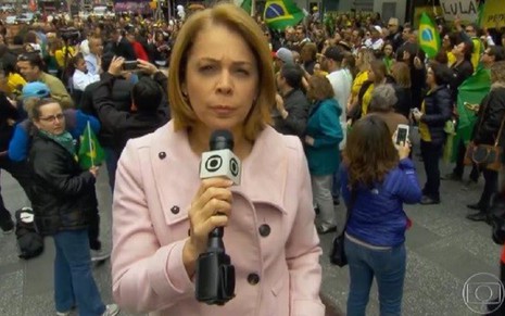 A correspondente Sandra Coutinho em cobertura dos protestos em Nova York  - Reprodução/TV Globo