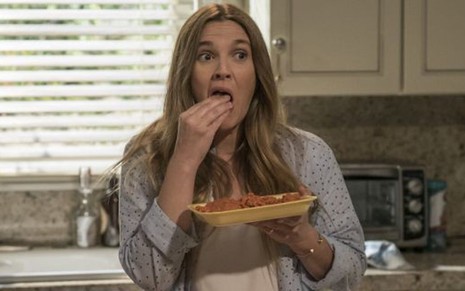 Drew Barrymore come carne crua em cena de Santa Clarita Diet, nova série da Netflix - Imagens: Divulgação/Netflix