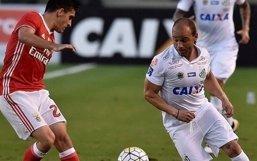 O ex-lateral esquerdo Léo (à direita), do Santos, disputa lance com jogador do Benfica - Divulgação/Santos FC