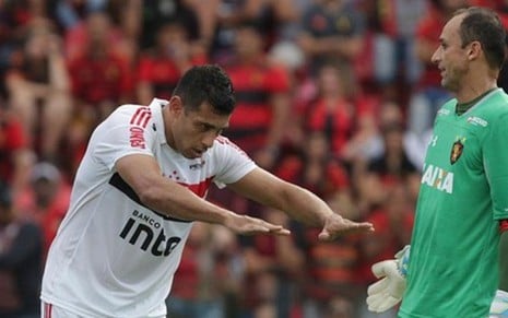 Diego Souza, com o goleiro Magrão ao fundo, comemora gol da vitória do São Paulo por 3 a 1 contra o Sport - RUBENS CHIRI/DIVULGAÇÃO/SPFC