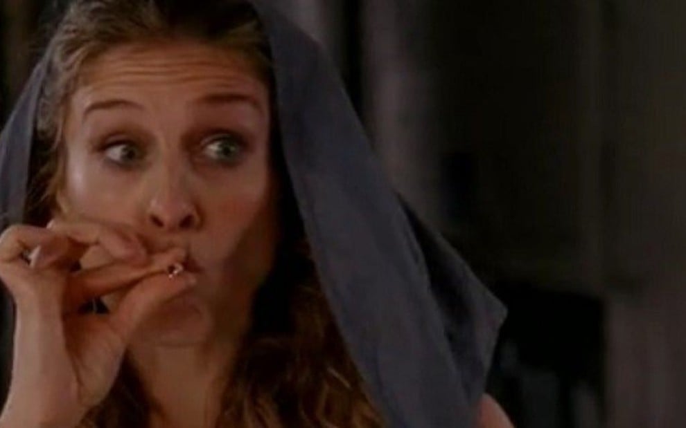 Sarah Jessica Parker dá um trago em cigarro de maconha em episódio de Sex and the City - Reprodução/HBO