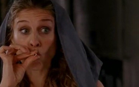 Sarah Jessica Parker dá um trago em cigarro de maconha em episódio de Sex and the City - Reprodução/HBO