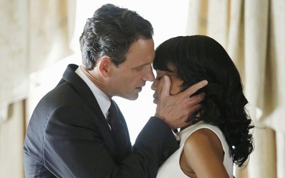 Tony Goldwyn e Kerry Washington se beijam antes de sexo no Salão Oval, em Scandal - Divulgação/ABC