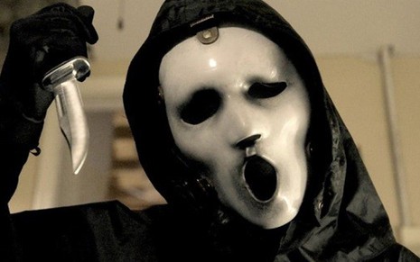 Escondido atrás de uma máscara, serial killer ataca adolescentes em Scream - Divulgação/MTV