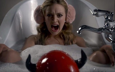 A atriz Billie Lourd se desespera ao ver serial killer em trailer de Scream Queens - Reprodução/Fox