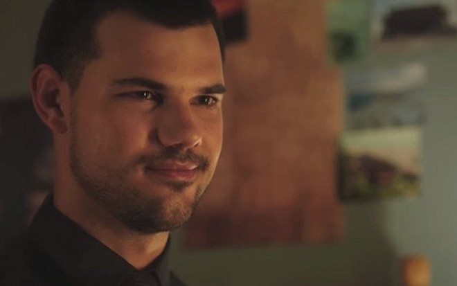 O ator Taylor Lautner em cena da terceira temporada de Cuckoo, série da BBC - Reprodução/BBC