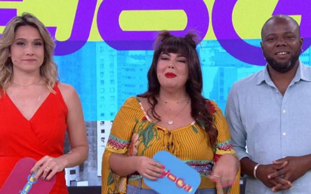 Fernanda Gentil, Fabiana Karla e Érico Brás no cenário do Se Joga, programa da Globo