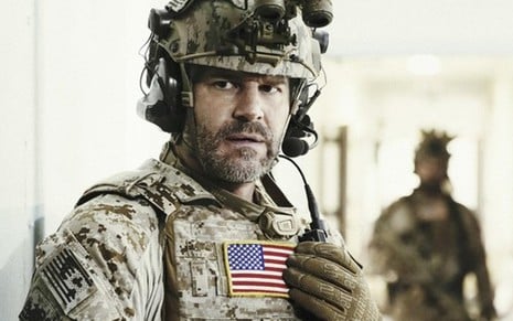 David Boreanaz (ex-Bones) em cena de Seal Team, única série militar novata renovada na TV dos EUA - Divulgação/CBS