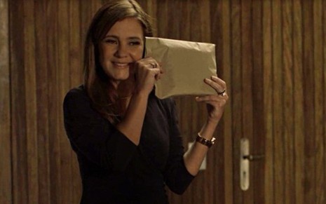 Laureta (Adriana Esteves) entrega envelope para subornar delegado e prejudicar rival - REPRODUÇÃO/TV GLOBO
