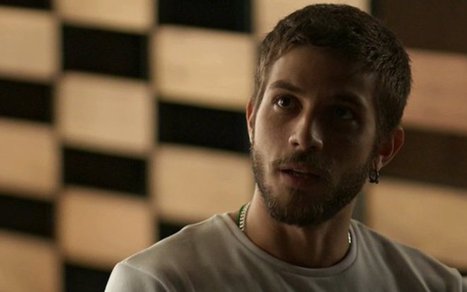 Ícaro (Chay Suede) ofenderá a cafetina e ficará sem suas roupas caras e a moto na novela - Reprodução/TV Globo