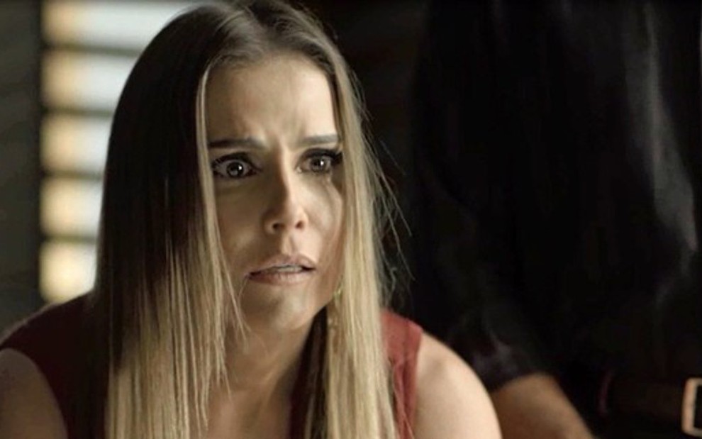 Karola (Deborah Secco) em cena da novela das nove; ex-prostituta tentará se livrar do amante - Fotos: Reprodução/TV Globo