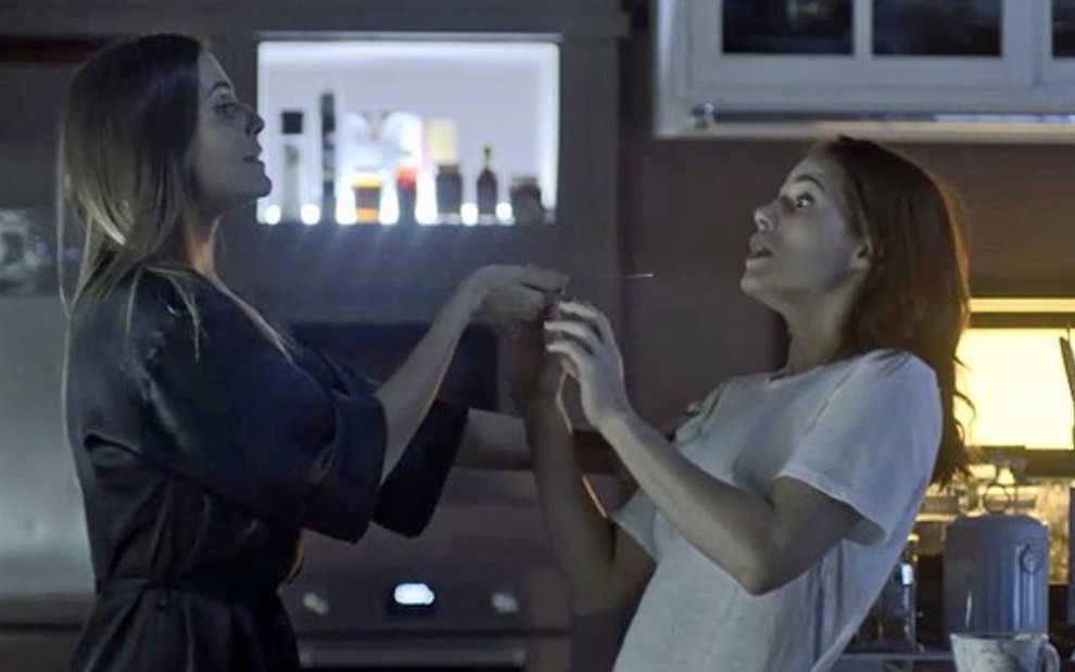 Karola (Deborah Secco) aponta faca para Rosa (Letícia Colin) em cena desta terça-feira(7) - Fotos: Reprodução/TV Globo