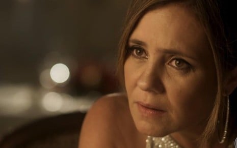 Laureta (Adriana Esteves) em cena da novela das nove; vilã será enxotada de farmácia - Reprodução/TV Globo