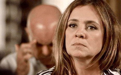 Laureta (Adriana Esteves) impedirá prostituta de fazer denúncia por espancamento - Reprodução/TV Globo