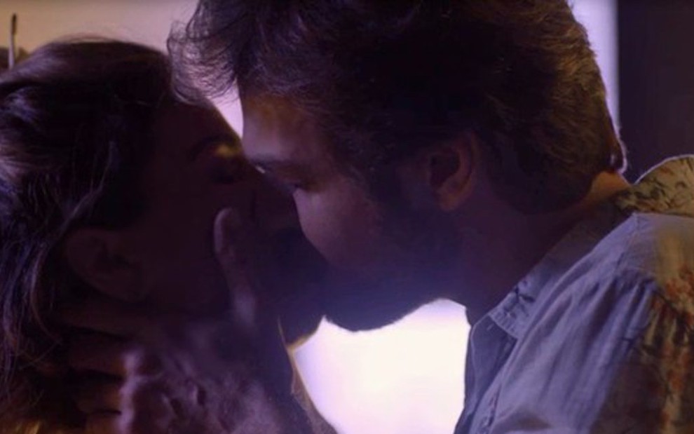 Luzia (Giovanna Antonelli) beijará Beto (Emilio Dantas) neste sábado (28) na novela das nove - Fotos: Reprodução/TV Globo