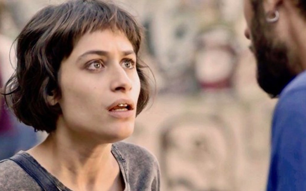 Manuela (Luisa Arraes) em cena com Ícaro (Chay Suede); garota vai ficar indignada com a cunhada - Reprodução/TV Globo