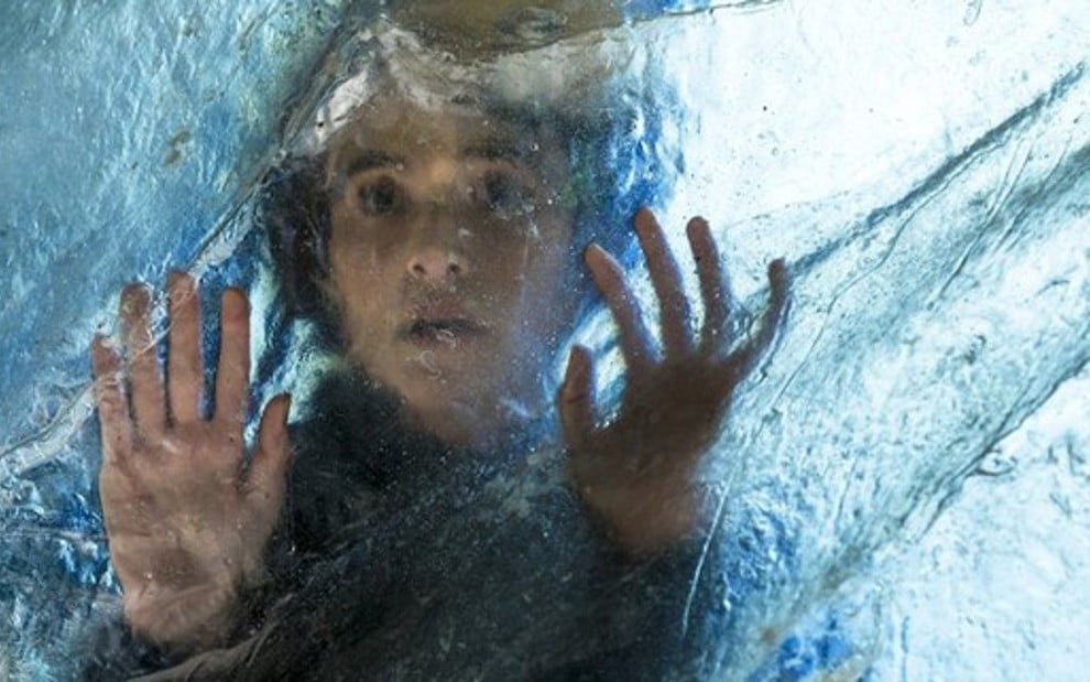 Marocas (Juliana Paiva) será encontrada congelada no primeiro capítulo de O Tempo Não Para - Sergio Zallis/TV Globo
