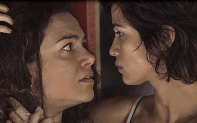 Selma (Carol Faju) será consolada por Maura (Nanda Costa) no capítulo desta sexta-feira (8) - Reprodução/TV Globo