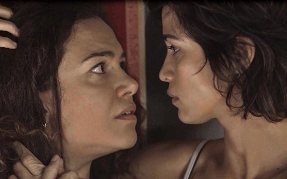 Selma (Carol Faju) e Maura (Nanda Costa) vão morar juntas na novela das nove - Reprodução/TV Globo