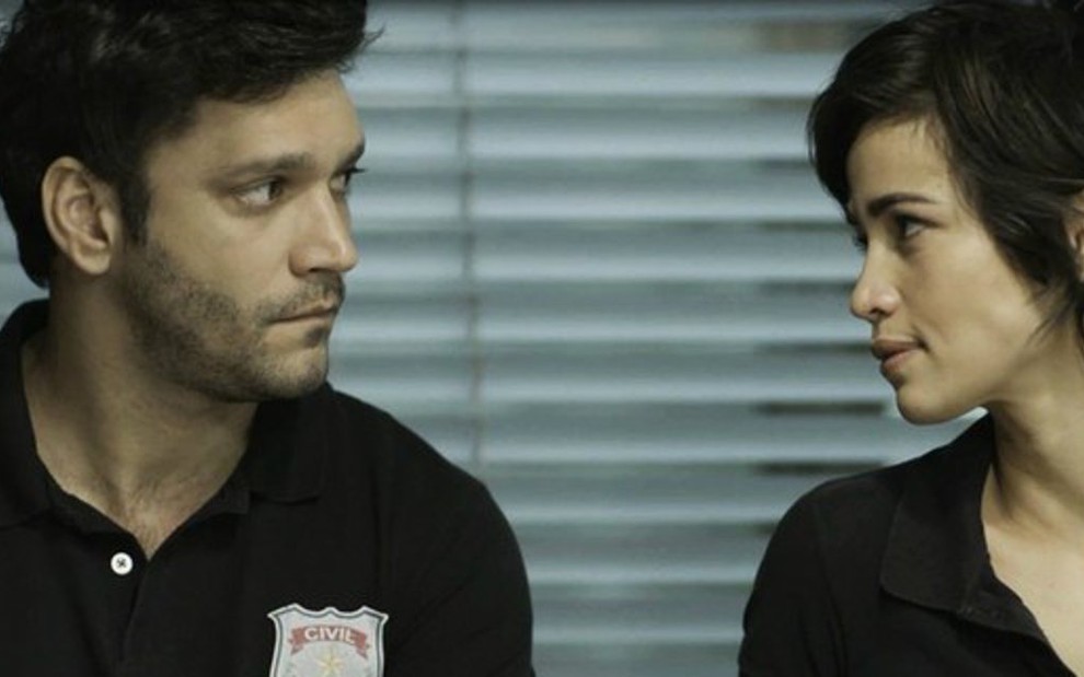 Ionan (Armando Babaioff) e Maura (Nanda Costa) em cena; casal se beijará na novela das nove - Reprodução/TV Globo
