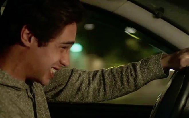 Valentim (Danilo Mesquita) baterá o carro e será socorrido inconsciente nesta sexta (22) - Reprodução/TV Globo