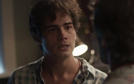 Valentim (Danilo Mesquita) em cena; jovem descobrirá que Luzia e Ariella são a mesma pessoa - Reprodução/TV Globo