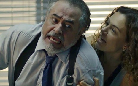 Viana (Carlos Betão) vai apanhar de Selma (Carol Fazu) por agarrar policial à força na trama  - Reprodução/TV Globo