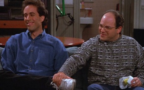 Jerry Seinfeld e Jason Alexander em episódio de Seinfeld sobre homofobia; eles não formam um lindo casal? - Imagens: Reprodução/NBC