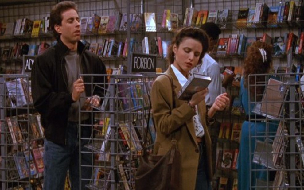 Jerry Seinfeld e Julia Louis-Dreyfus em Seinfeld; Elaine lê sinopse da fita de Cocoon 2 - O Regresso - Imagens: Reprodução/NBC