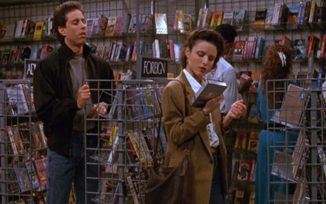 Jerry Seinfeld e Julia Louis-Dreyfus em Seinfeld; Elaine lê sinopse da fita de Cocoon 2 - O Regresso - Imagens: Reprodução/NBC