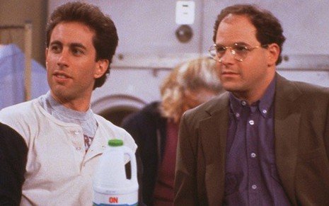 Os atores Jerry Seinfeld e Jason Alexander em cena do primeiro episódio de Seinfeld - Fotos: Divulgação/Reprodução/NBC