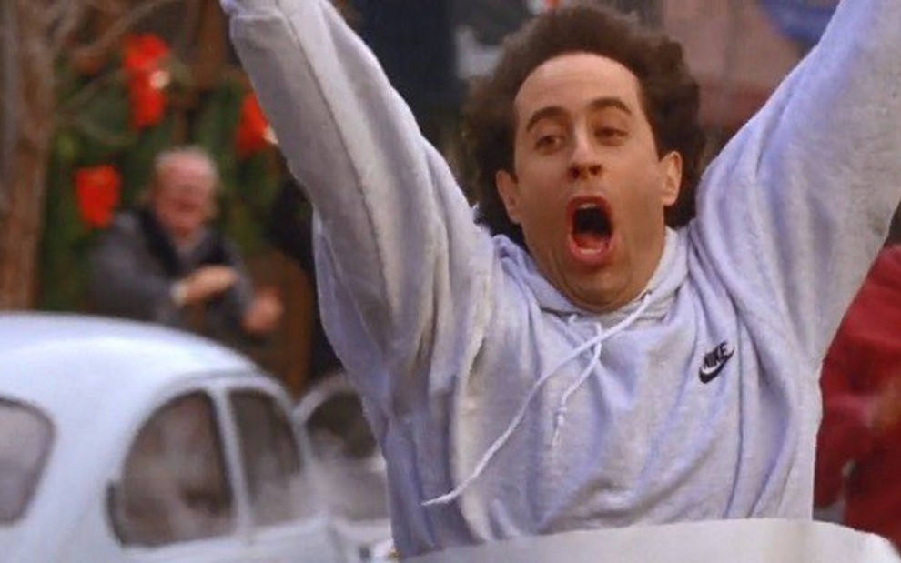 O comediante Jerry Seinfeld na série Seinfeld; volta à TV paga é com áudio original e legendas - Reprodução/NBC
