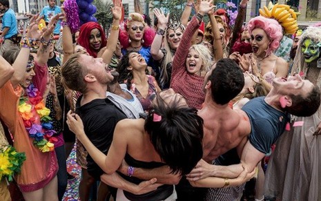 Os oito protagonistas de Sense8, no centro da foto, na Parada Gay de São Paulo - Jane Ackroyd/Netflix