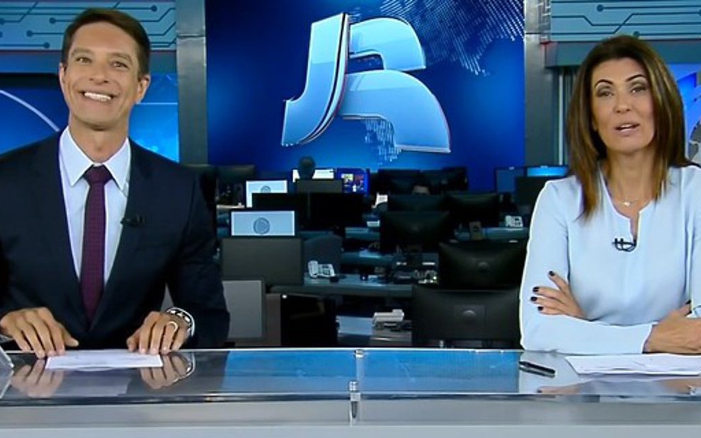 Sérgio Aguiar e Janine Borba na bancada do Jornal da Record em 17 de agosto